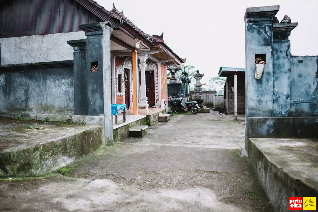 Rumah dengan arsitektur Bali sepanjang jalan menuju lokasi