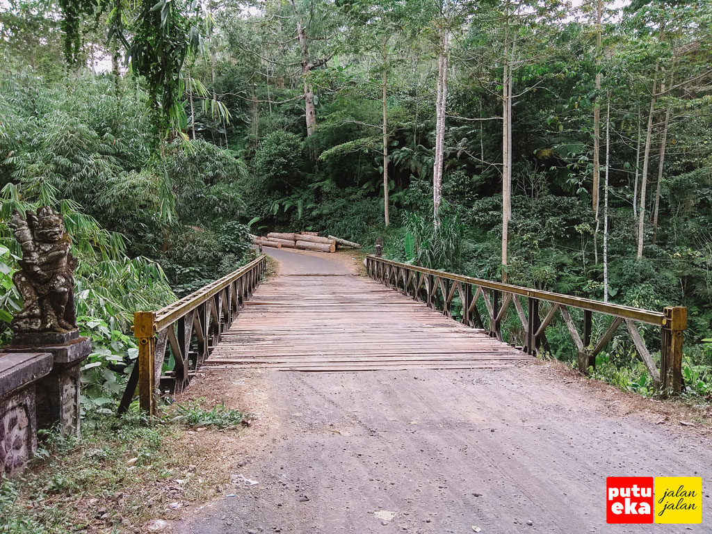 Jembatan dengan rangka baja dan penutup jalan berupa kayu di Pujungan Bali