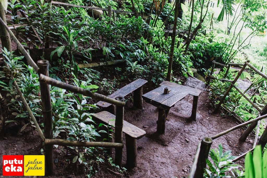 Meja dan tempat duduk kayu diseputaran mata air