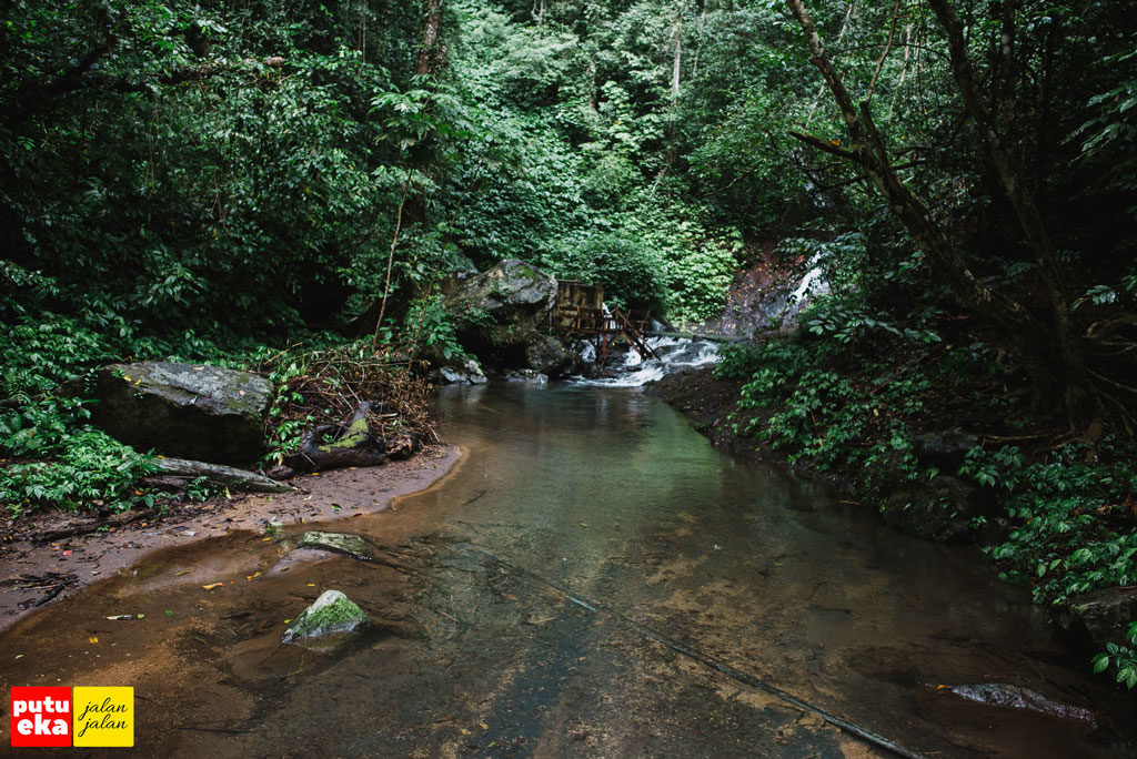 Kolam alami di aliran air mata air Medjet Kakong