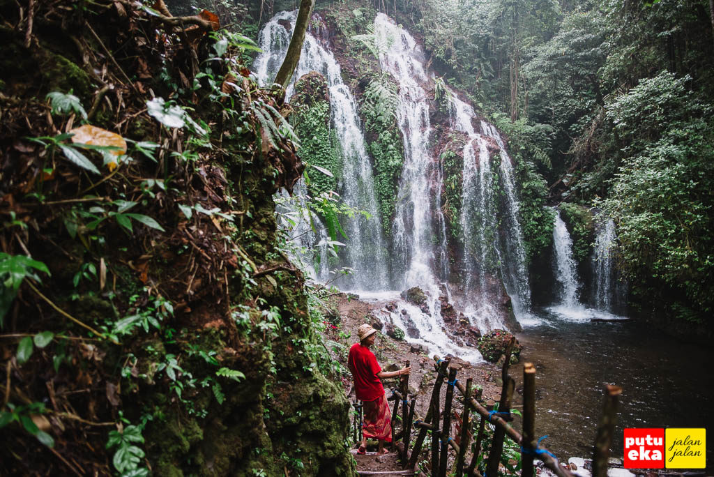 Air Terjun Spray Banyu Wana Amertha dengan multi aliran dari ketinggian