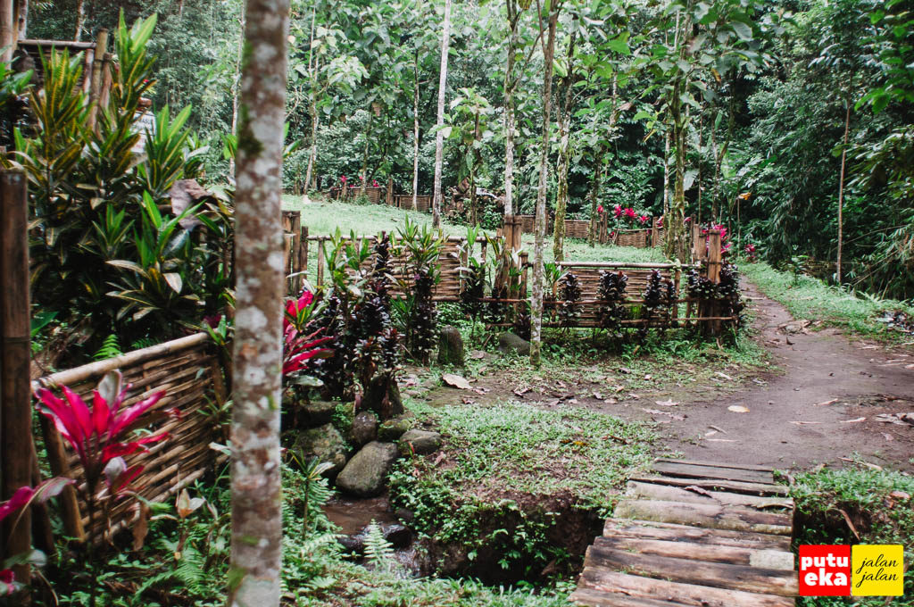 Pagar tempat meditasi yang terbuat dari bambu