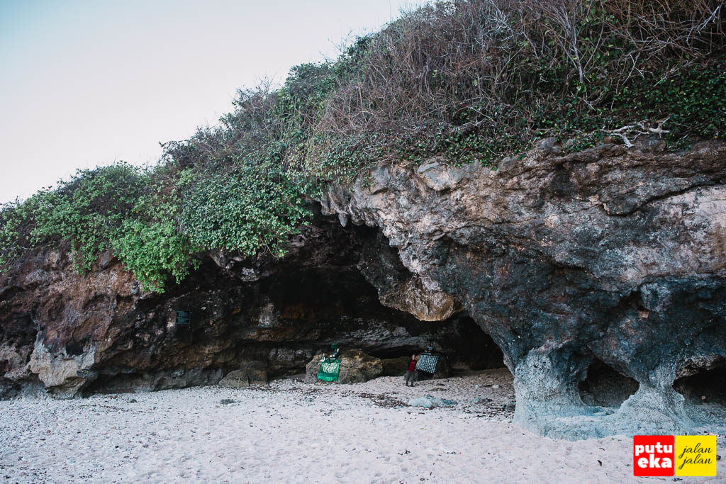 Cerukan besar di dinding karang yang berbentuk seperti gua