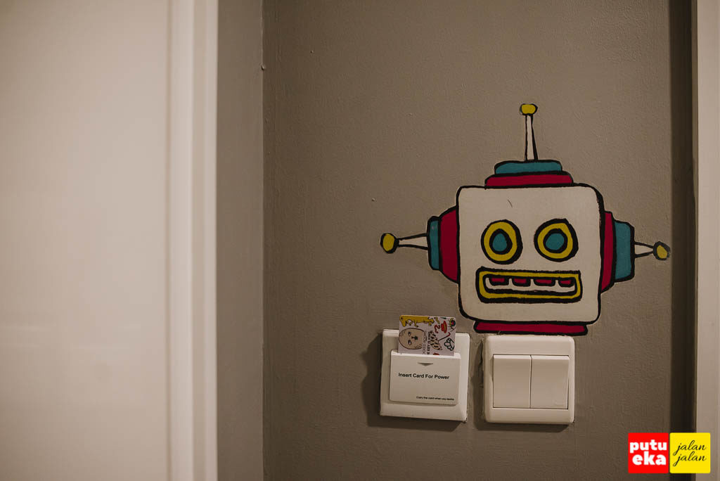 Tempat kartu untuk menyalakan kelistrikan yang dipermanis dengan kartun robot