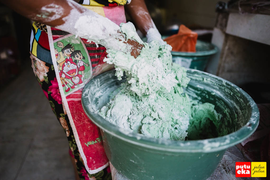 Pengadukan tepung dengan pewarna alami