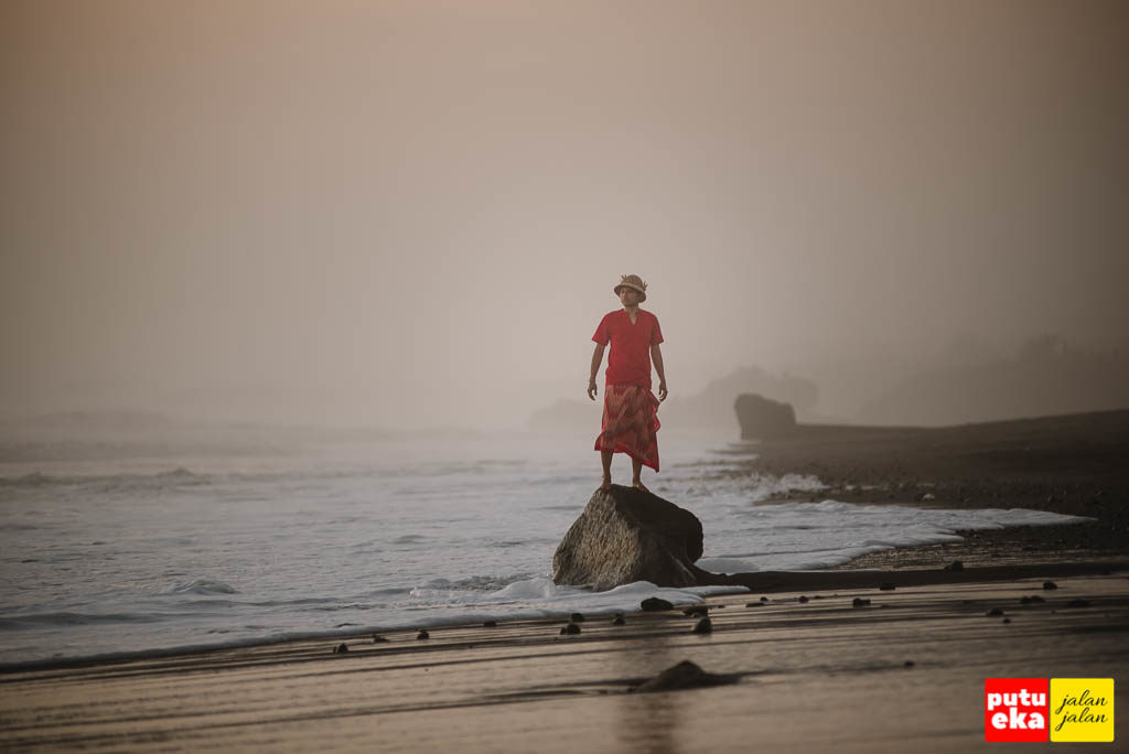 Berdiri diatas batu yang terkena sapuan ombak Pantai Tampih