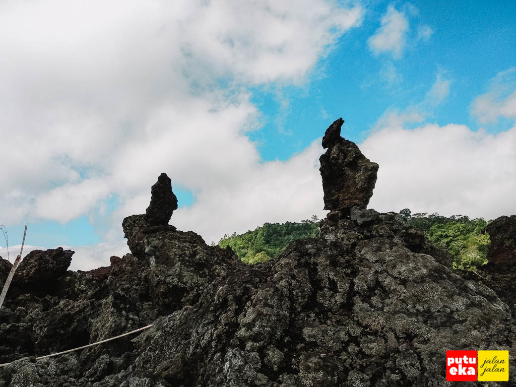 Rock balancing atau stone balancing dari batuan lava hitam