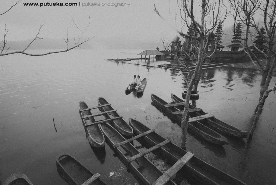 Photo jaman dahulu dari PutuEka Photography ketika air danau membanjiri pura