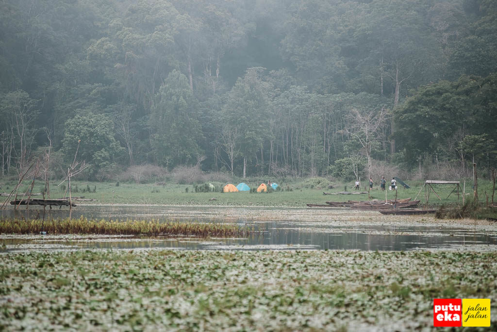 Tenda warna-warni dari para pengunjung yang sedang bekemah di pinggir danau