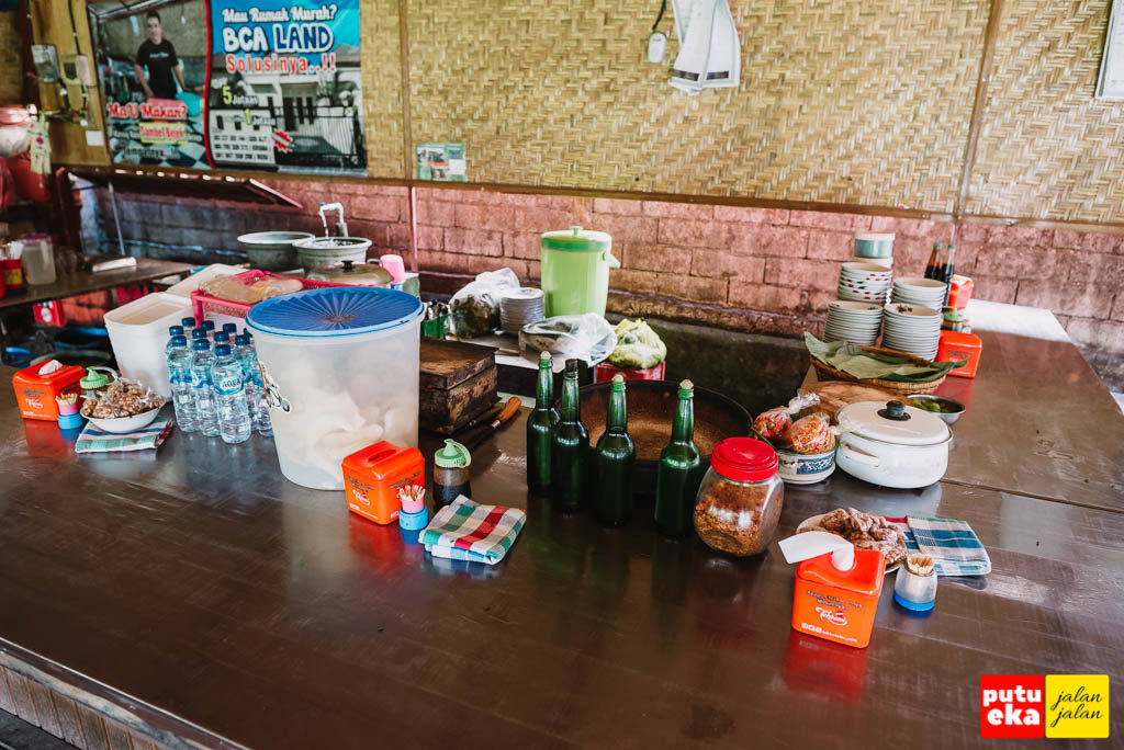 Tempat Pak Winten meracik Sambal Bejek Belayu  makanan khas Bali