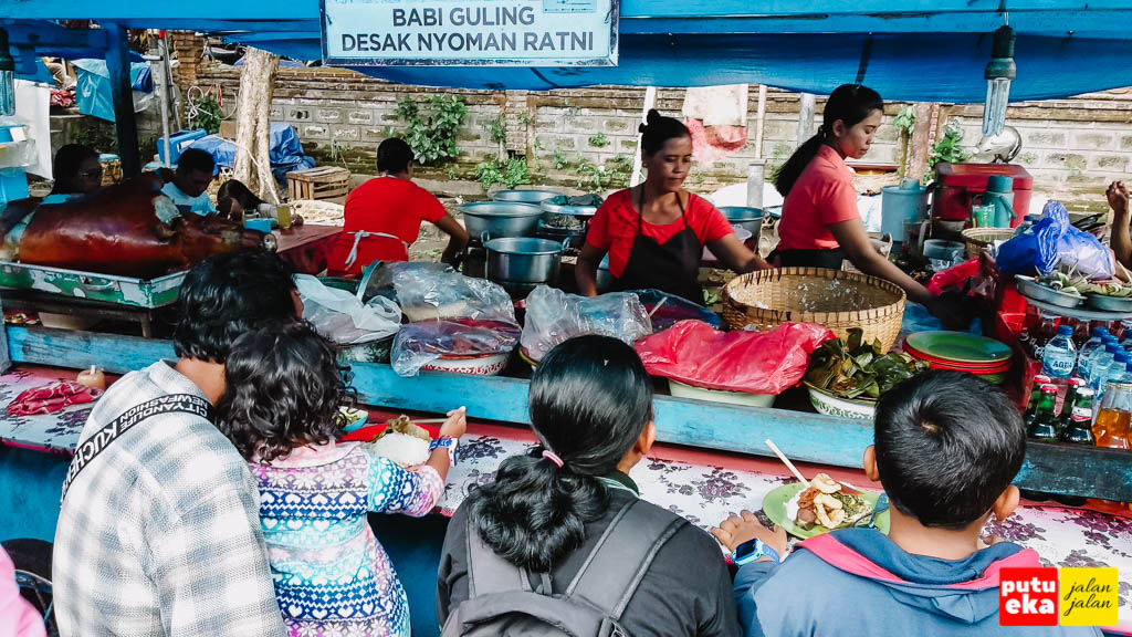 Team Desak Nyoman Ratni sedang sibuk melayani pelanggan