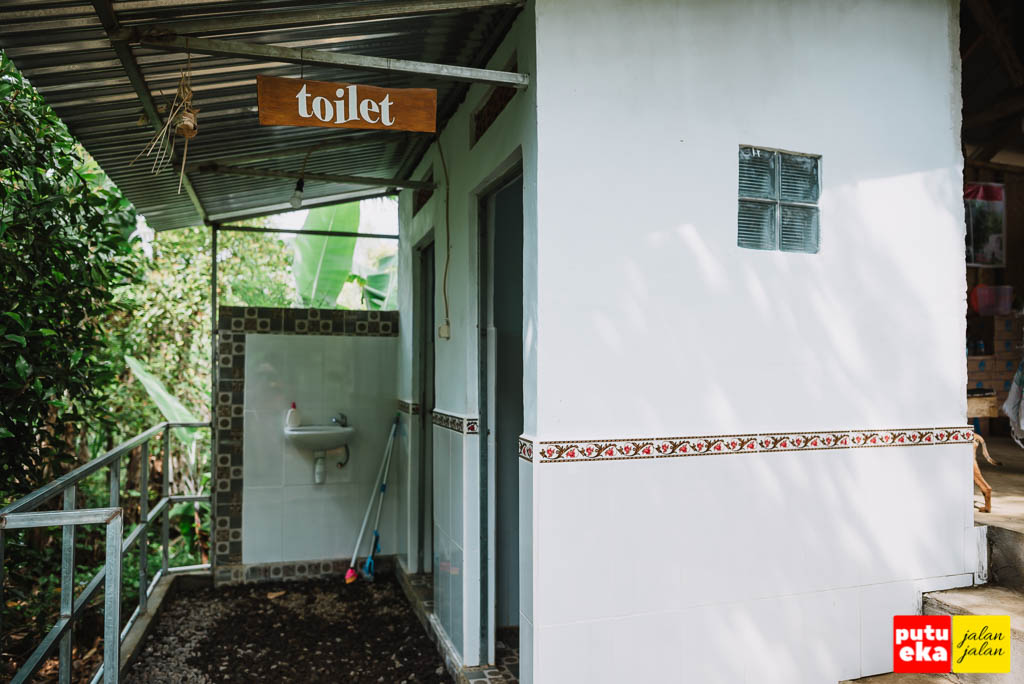 Toilet yang disediakan bagi pengunjung air terjun