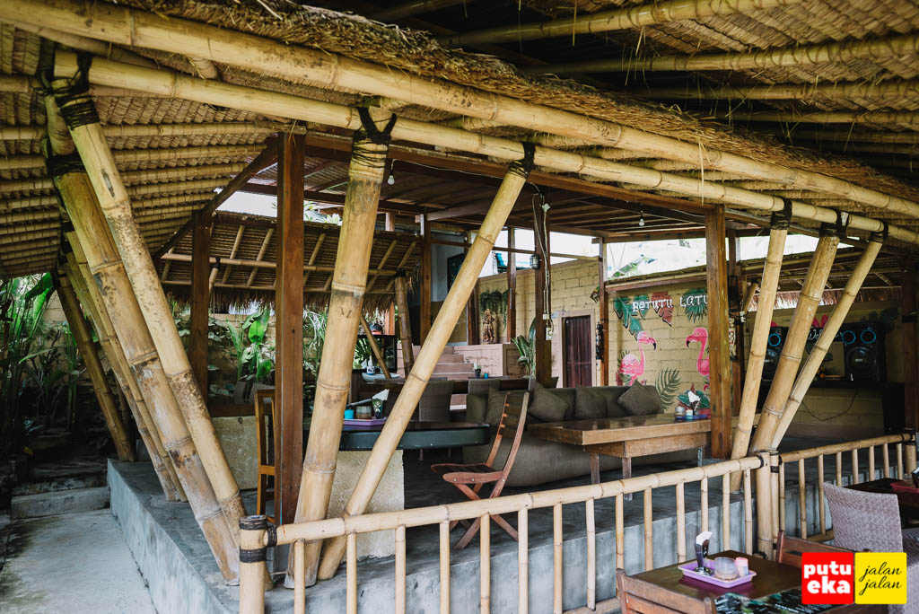 Bangunan yang terbuat dari bambu dan atap ilalang