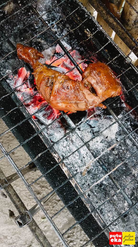 Ayam bakar enak sedang dibakar diatas panggangan