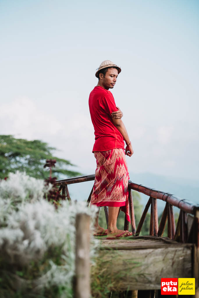 Berdiri di ketinggian memandang ke lembah Taman Jinja Bali