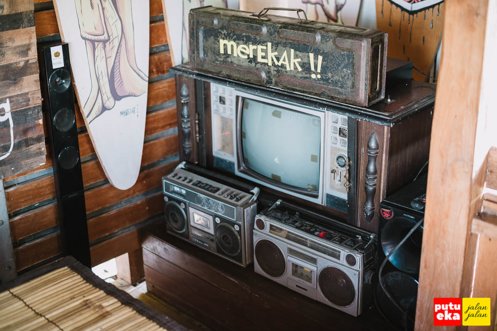 Tumpukan televisi dan radio tua