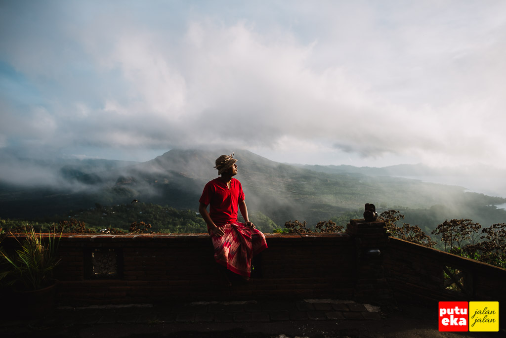 Menikmati sunrise di Lakeview Hotel Kintamani dengan latar belakang Gunung Batur