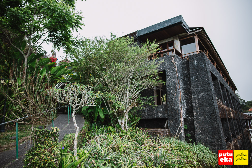 Bangunan Lakeview Hotel Kintamani yang serasa terbuat dari batuan lava hitam