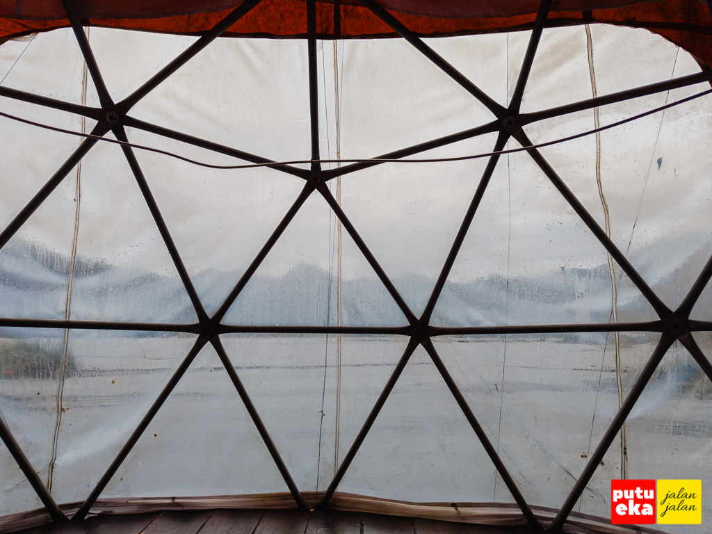 Plastik transparan di Dome Glamping yang berfungsi debagai jendela