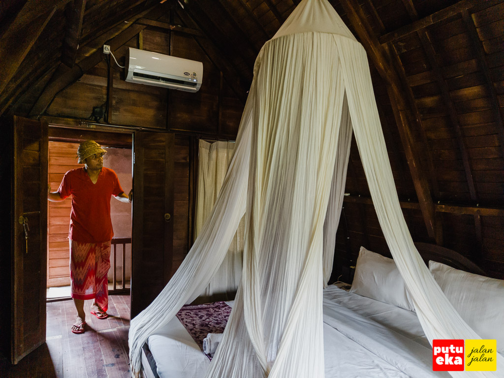 Memasuki kamar dari Pertivi Love yang dipermanis dengan kelambu estetik