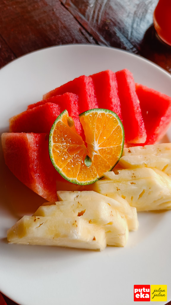 Potongan buah semangka dan nanas segar