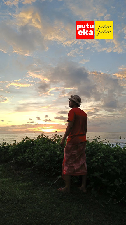 Melihat matahari terbenam dari sunset spot Tanah Lot Bali